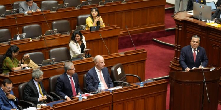 Congreso de Perú aprueba ley para que prescriban crímenes de lesa humanidad cometidos antes de 2002