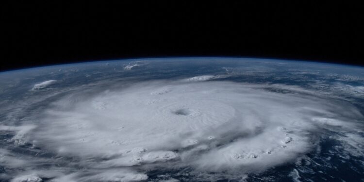 El poderoso huracán Beryl ha generado vientos de hasta 250 kilómetros por hora a medida que se desplaza por el Caribe y se acerca a Jamaica.