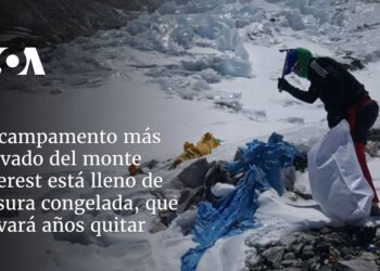 El campamento más elevado del monte Everest está lleno de basura congelada, que llevará años quitar