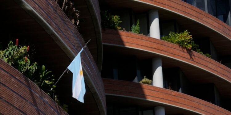 Argentina analiza situación de venezolanos asilados en su embajada tras ultimátum de Maduro