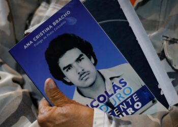 9 arrestados por hacer campaña opositora. Estrenan película de Maduro.