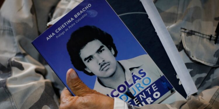 9 arrestados por hacer campaña opositora. Estrenan película de Maduro.