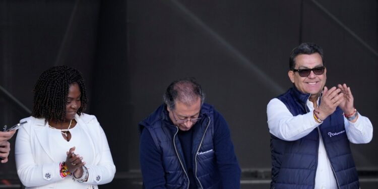 Petro convierte en ley la reforma al sistema de pensiones con la promesa de ampliar la cobertura