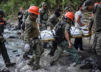 Mueren 3 policías que revisaban daños por lluvia en el este de México; otro sigue desaparecido