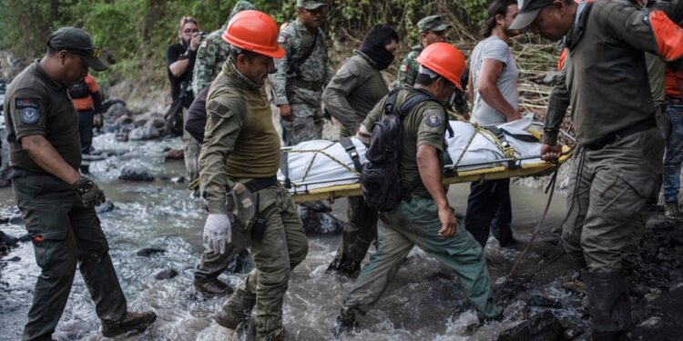 Mueren 3 policías que revisaban daños por lluvia en el este de México; otro sigue desaparecido