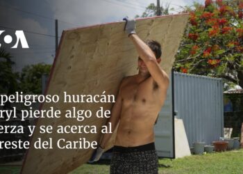 El peligroso huracán Beryl pierde algo de fuerza y se acerca al sureste del Caribe