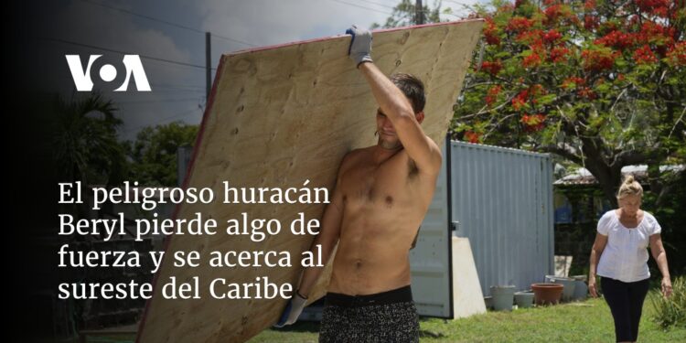 El peligroso huracán Beryl pierde algo de fuerza y se acerca al sureste del Caribe
