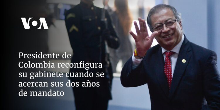 Presidente de Colombia reconfigura su gabinete cuando se acercan sus dos años de mandato