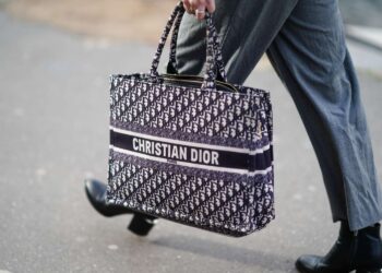 Autoridades italianas descubren que Dior gasta 57 dólares en fabricar sus bolsos de 2800 dólares