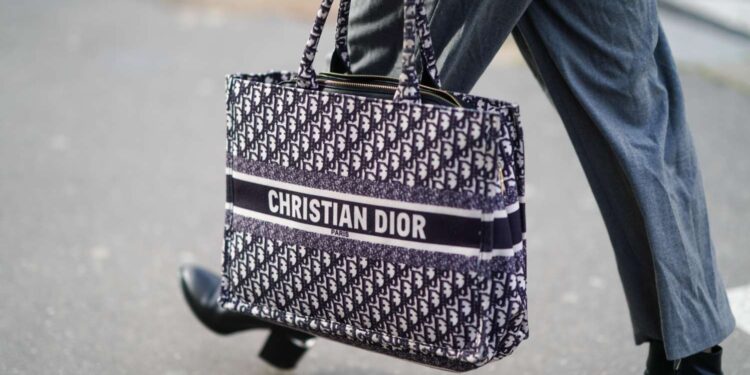 Autoridades italianas descubren que Dior gasta 57 dólares en fabricar sus bolsos de 2800 dólares