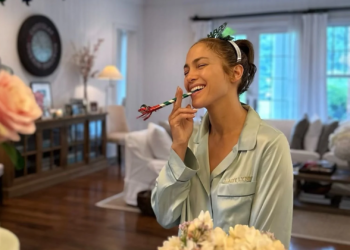 Jennifer López celebra sus 55 años al mejor estilo de Bridgerton