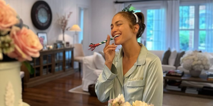 Jennifer López celebra sus 55 años al mejor estilo de Bridgerton