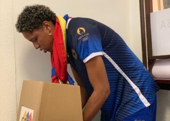 Yulimar Rojas ejerce su voto en París durante los Juegos Olímpicos a pesar de su lesión
