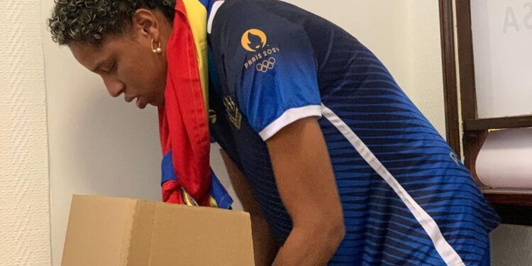 Yulimar Rojas ejerce su voto en París durante los Juegos Olímpicos a pesar de su lesión