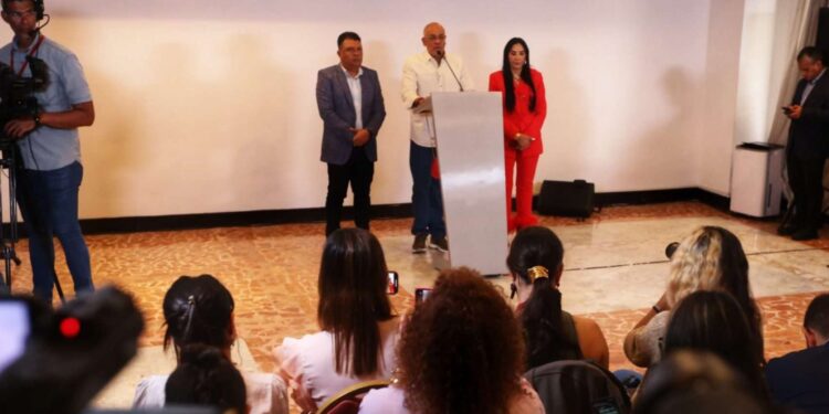 Cuatro alcaldes opositores se suman a campaña de Nicolás Maduro