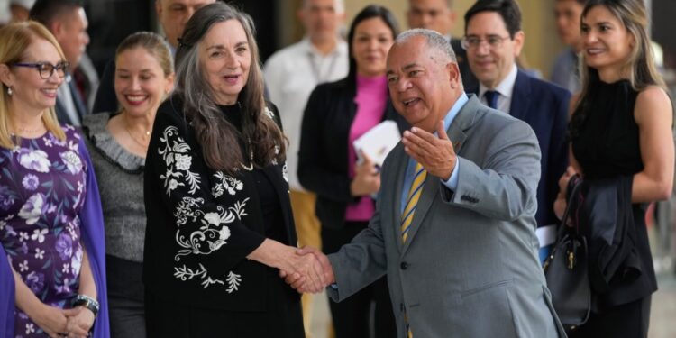 PSUV presentará actas al TSJ. Centro Carter desacredita la elección.