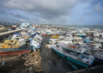 Huracán Beryl alcanza fuerza de categoría 5 y barre islas en el sureste del Caribe
