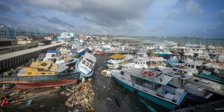 Huracán Beryl alcanza fuerza de categoría 5 y barre islas en el sureste del Caribe