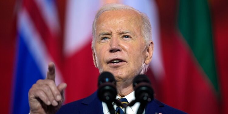 Los demócratas en el Congreso de Estados Unidos apoyan la candidatura de Joe Biden, mientras Donald Trump se burla del caos Demócrata.