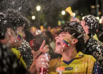 Hinchas colombianos celebran el paso a la final de la Copa América