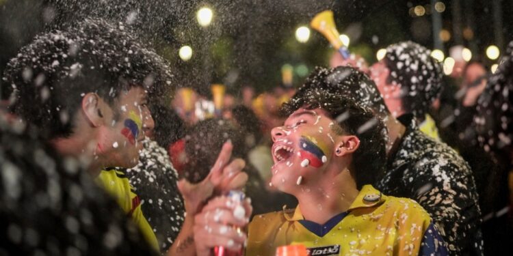 Hinchas colombianos celebran el paso a la final de la Copa América