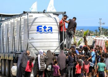 Israel conecta una línea eléctrica a una planta de Gaza para aumentar el suministro de agua potable