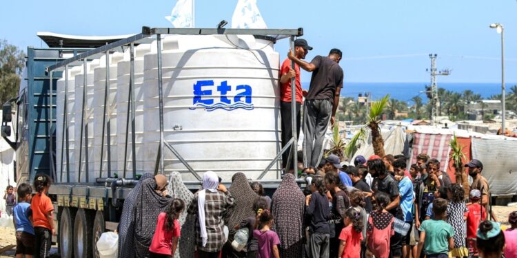 Israel conecta una línea eléctrica a una planta de Gaza para aumentar el suministro de agua potable