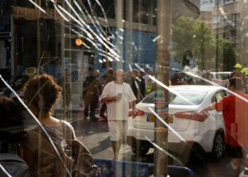 Los rebeldes hutíes de Yemen reivindican ataque con drones que mata a una persona y a una decena en Tel Aviv