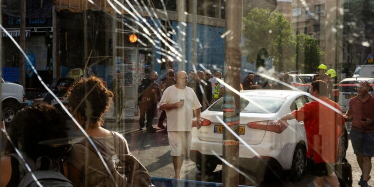 Los rebeldes hutíes de Yemen reivindican ataque con drones que mata a una persona y a una decena en Tel Aviv