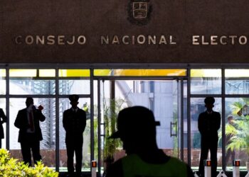 poderes estrechan cerco para unas elecciones a la medida de Maduro, según informe