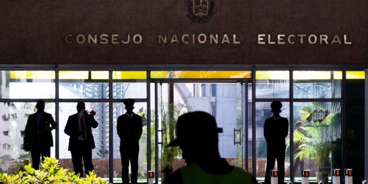 poderes estrechan cerco para unas elecciones a la medida de Maduro, según informe