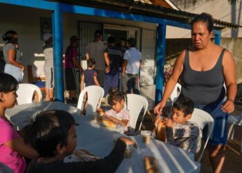 Migrantes hacen una pausa en la Amazonía ahora que llegar a Estados Unidos es más complicado