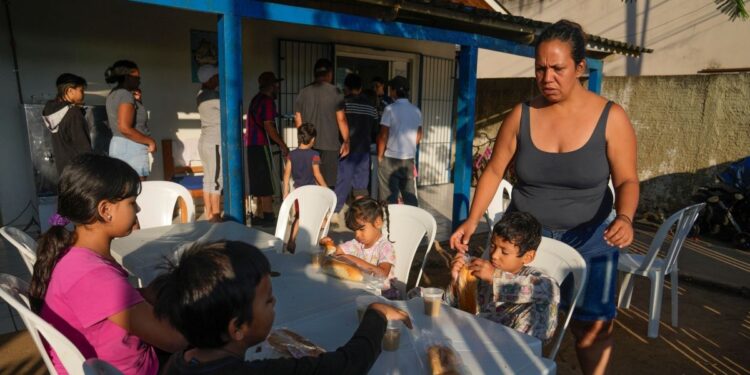 Migrantes hacen una pausa en la Amazonía ahora que llegar a Estados Unidos es más complicado