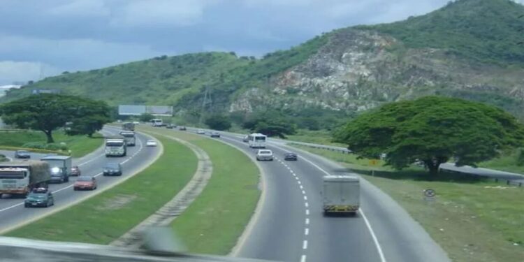 Tres fallecidos y 20 heridos dejó accidente de tránsito tras volcarse camión en la ARC sentido Caracas