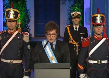 Milei firma pacto político que es símbolo de un cambio de época