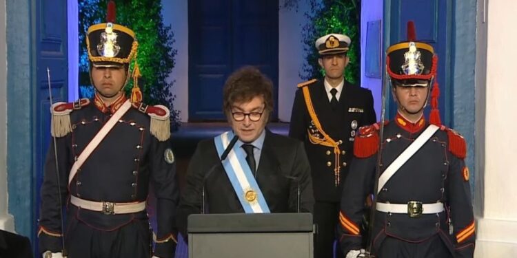 Milei firma pacto político que es símbolo de un cambio de época