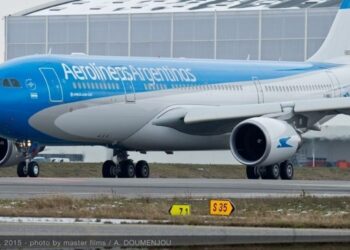 Milei firma decreto para desregular el sector aerocomercial y aumentar el turismo