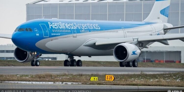 Milei firma decreto para desregular el sector aerocomercial y aumentar el turismo