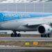 Milei firma decreto para desregular el sector aerocomercial y aumentar el turismo