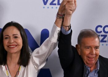 La oposición venezolana afirma su triunfo en las elecciones y publica las actas en línea