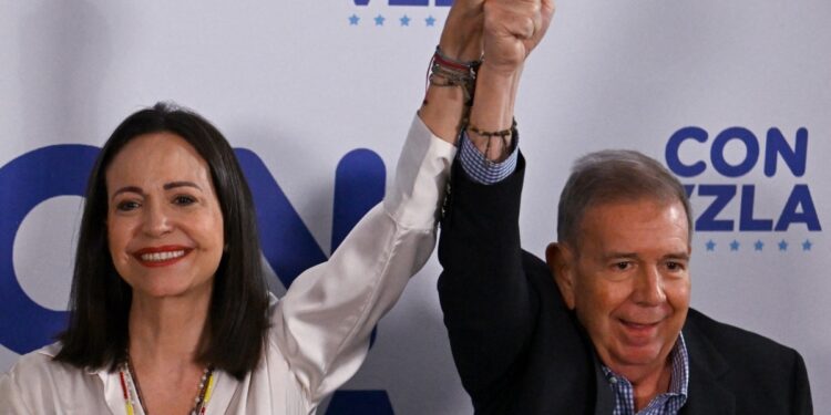 La oposición venezolana afirma su triunfo en las elecciones y publica las actas en línea