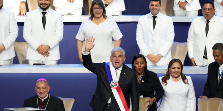 Mulino juramenta en Panamá, aboga frenar inmigración y recuperación económica