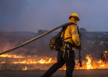 Los incendios forestales en áreas de California continúan su avance mientras bomberos y habitantes luchan contra las llamas