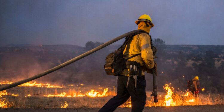 Los incendios forestales en áreas de California continúan su avance mientras bomberos y habitantes luchan contra las llamas