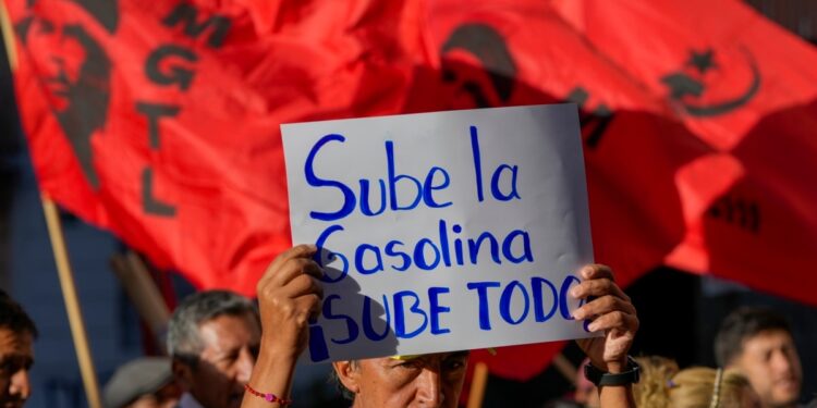 Ecuador vive una jornada de marchas en contra de la subida de los combustibles