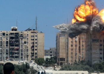 Los combates recrudecen en el sur de Gaza y los ataques israelíes alcanzan el centro de la franja