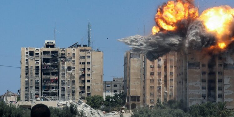 Los combates recrudecen en el sur de Gaza y los ataques israelíes alcanzan el centro de la franja