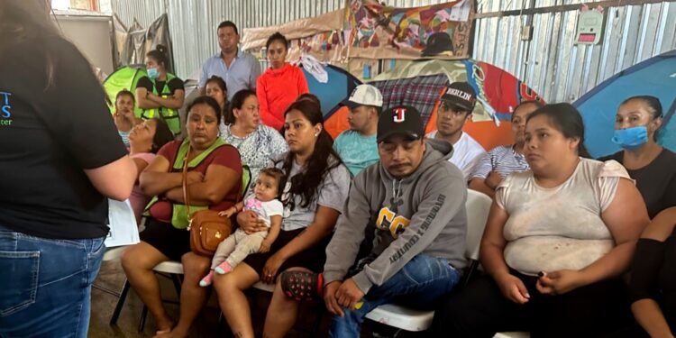 los migrantes deben decir que temen ser deportados, no esperar que les pregunten