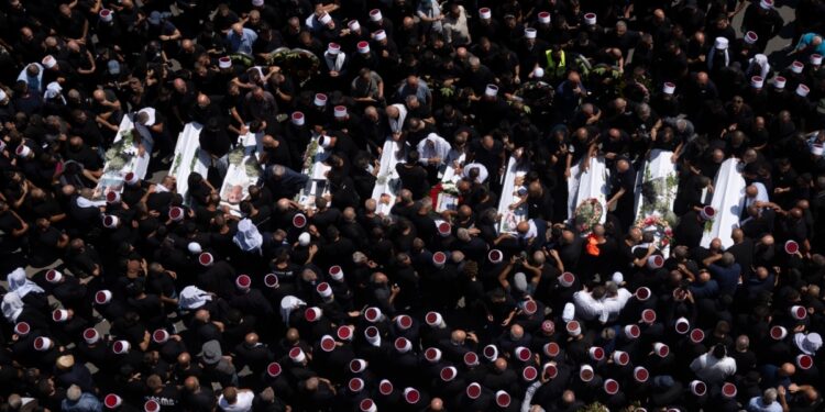 Un ataque desde Líbano mata a 12 jóvenes en Israel; temen que se intensifique conflicto con Hizbulá