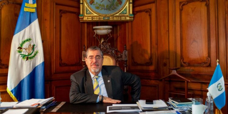 Exfiscal anticorrupción sale de Guatemala y anuncia su exilio